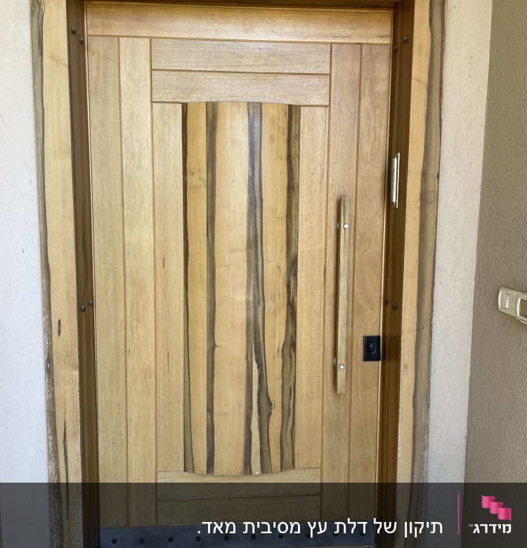 דלת עץ עם מנעול וידית מתכת